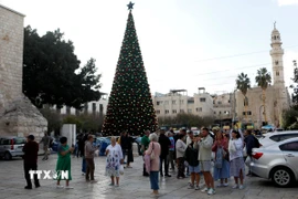 Khách du lịch tại Quảng trường Manger ở Bethlehem, Bờ Tây. (Ảnh: THX/TTXVN)