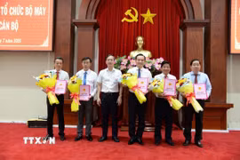 Chủ tịch Ủy ban Nhân dân tỉnh Đồng Tháp trao quyết định bổ nhiệm lãnh đạo Ban Quản lý Khu kinh tế tỉnh Đồng Tháp. (Ảnh: Công Trí/TTXVN)