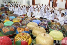 Lễ cúng thần linh tại thánh đường để bước vào lễ tịnh chay là nghi thức quan trọng trong tín ngưỡng tôn giáo của đồng bào Chăm theo đạo Hồi giáo tại tỉnh Ninh Thuận vào dịp đón Tết Ramưwan hằng năm. (Nguồn: Báo Nhân Dân)