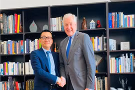 Đại sứ Việt Nam tại Áo Vũ Lê Thái Hoàng và Tiến sỹ Martin Eichtinger, Giám đốc Học viện Ngoại giao Áo. (Nguồn: Đại sứ quán Việt Nam tại Áo)