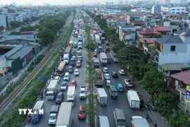 Ùn tắc cục bộ xảy ra tại điểm giao Thạch Bàn-Nguyễn Văn Linh theo cả 2 hướng. (Ảnh: Phan Phương/TTXVN)