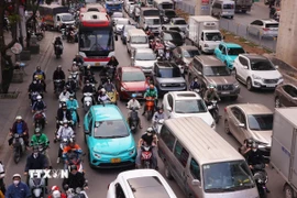 Mật độ phương tiện tham gia giao thông khu vực bến xe Mỹ Đình (Hà Nội) đã tăng cao từ cuối ngày 31/12/2025. (Ảnh: Văn Điệp/TTXVN)