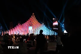 Người dân, du khách háo hức ghi lại những khoảng khắc đón chào năm nới tại tháp Tam Thắng, Thành phố Hồ Chí Minh. (Ảnh: Huỳnh Sơn/TTXVN)