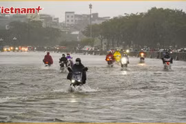 Hà Nội lại chứng kiến cảnh "phố cũng như sông" trong trận mưa to ngày 7/10