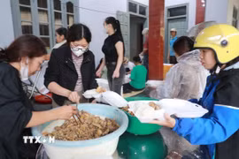 Nhân dân Bản Phúc Khoa, Không ai bảo ai, chia nhau mỗi người một việc sao có những suất cơm đến sớm nhất vùng rốn lũ. (Ảnh: Quý Trung/TTXVN)