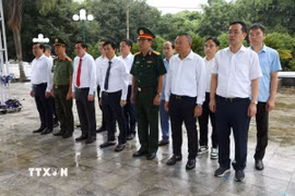 Đoàn Đại biểu tỉnh Hưng Yên dâng hương tưởng niệm các Anh hùng liệt sỹ tại Nghĩa trang Liệt sỹ Him Lam (tỉnh Điện Biên). (Ảnh: Mạnh Khánh/TTXVN)