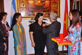 Bà Poldi Sosa nhận Huy chương Hữu nghị của Chủ tịch nước năm 2005. (Ảnh: Gia đình cung cấp)