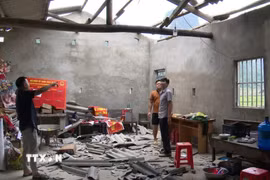 Một tảng đá to lăn từ trên đỉnh núi xuống gây thiệt hại cho một hộ dân ở Tắc Kha, xã Quảng Uyên. (Ảnh: TTXVN phát)