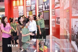 Các đại biểu tham quan triển lãm “Công an Nhân dân Việt Nam 80 năm vì bình yên cuộc sống”. (Ảnh: Minh Đức/ TTXVN)