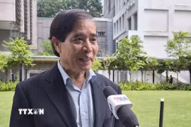 Giáo sư Vũ Minh Khương, Trường Chính sách công Lý Quang Diệu trả lời phỏng vấn phóng viên TTXVN tại Singapore. (Ảnh: Việt Dũng/TTXVN)