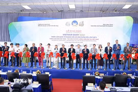 Đại biểu trong nước, quốc tế cùng cắt băng khai mạc triển lãm. (Ảnh: Thanh Tùng/TTXVN)
