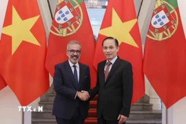 Bộ trưởng Bộ Ngoại giao Lê Hoài Trung đón Bộ trưởng Quốc vụ, Bộ trưởng Ngoại giao Bồ Đào Nha Paulo Rangel. (Ảnh: An Đăng/TTXVN)