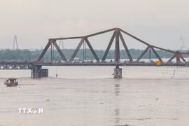 Mực nước tại cầu Long Biên lúc 17h chiều đạt đã vượt mức 5 và vẫn đang lên từng giờ. (Ảnh : Phan Phương/TTXVN)
