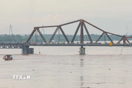 Mực nước tại cầu Long Biên lúc 17h chiều đạt đã vượt mức 5 và vẫn đang lên từng giờ. (Ảnh : Phan Phương/TTXVN)