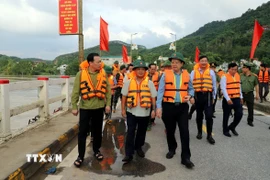 Phó Thủ tướng Mai Văn Chính kiểm tra công tác ứng phó, khắc phục hậu quả do bão số 10 gây ra tại xã Chiêm Hóa, tỉnh Tuyên Quang. (Ảnh: Quang Cường/TTXVN)