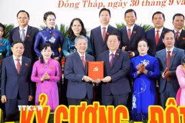 Đồng chí Nguyễn Trọng Nghĩa (thứ ba, từ phải sang), Ủy viên Bộ Chính trị, Bí thư Trung ương Đảng, Trưởng Ban Tuyên giáo và Dân vận Trung ương trao quyết định cho tân Bí thư Tỉnh ủy Đồng Tháp Ngô Chí Cường. (Ảnh: Hữu Chí/TTXVN)