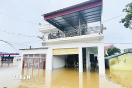 Theo báo cáo từ UBND xã Kim Tân, xã có 38/48 thôn với 2.235 hộ bị ngập, chính quyền địa phương đã huy động lực lượng sơ tán hơn 1.800 hộ dân với 7.600 nhân khẩu đến nơi an toàn. (Ảnh: Hoa Mai/TTXVN)