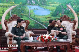 Trung tướng Nghiêm Đức Thuận, Chính ủy Học viện Quân y (Bộ Quốc phòng) chào xã giao Thượng tướng Saichay Kommasith, Thứ trưởng Bộ Quốc phòng, Tổng Tham mưu trưởng Quân đội nhân dân Lào. (Ảnh: Xuân Tú/TTXVN)