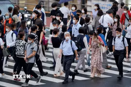 Người dân di chuyển trên đường phố tại Tokyo, Nhật Bản. (Ảnh: THX/TTXVN phát)