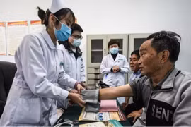 Nhân viên y tế cung cấp dịch vụ chăm sóc sức khỏe miễn phí cho người cao tuổi tại tỉnh Quý Châu, Trung Quốc. (Ảnh: Tân Hoa xã)