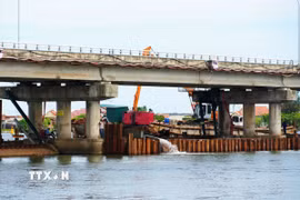 Thi công hạng mục gia cố cửa van ở giữa đập Thảo Long trên sông Hương, thành phố Huế. (Ảnh: Nguyên Lý/TTXVN)