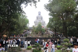 Du khách tham quan quảng trường Đại phật tượng. (Ảnh: Thanh Thương/TTXVN)