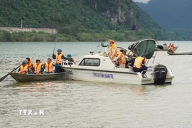 Lực lượng chức năng và người dân địa phương tích cực tìm kiếm nạn nhân mất tích. (Ảnh: TTXVN phát)