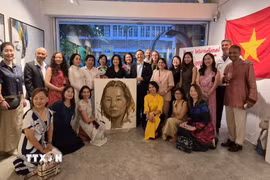 Các nữ Đại sứ, phu nhân các Đại sứ chụp ảnh lưu niệm chung. (Ảnh: Việt Dũng/TTXVN)