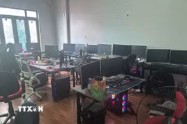 Hệ thống máy tính được các đối tượng lắp đặt để thực hiện hành vi chiếm đoạt quyền truy cập Facebook. (Ảnh: TTXVN phát)