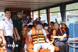 Cảng vụ Đường thủy nội địa và Đồn Biên phòng kiểm tra thủ tục hành chính trước khi tàu du lịch xuất bến. (Ảnh: Đặng Tuấn/TTXVN)