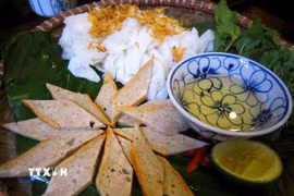 Bánh cuốn Hà Nội được chia thành 2 loại là có nhân và không có nhân. Điển hình là bánh cuốn Thanh Trì là loại không nhân, tráng mỏng, được ăn kèm với chả quế. (Ảnh: Phạm Hậu/TTXVN)