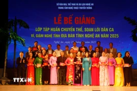 Trung tâm Nghệ thuật truyền thống tỉnh Nghệ An tổ chức lớp Tập huấn chuyển thể, soạn lời dân ca ví, giặm cho 36 nghệ nhân, hạt nhân văn nghệ của các Câu lạc bộ dân ca ví, giặm tại các địa phương. (Ảnh: Bích Huệ/TTXVN)