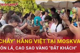 Lễ hội hàng Việt tại Moskva: Nón lá, cao Sao Vàng "đắt khách"