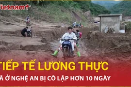 Tiếp tế lương thực bằng đường thủy cho xã bị cô lập ở Nghệ An 