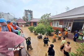 Làng trẻ em SOS Quy Nhơn được các lực lượng thiện nguyện cung cấp nhu yếu phẩm. (Ảnh: Quang Thái/TTXVN)