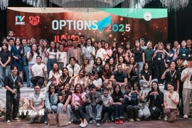 Các thành viên tham gia Hội thảo chụp ảnh lưu niệm tại sự kiện. (Ảnh: TTXVN)