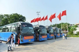 Thành phố bố trí 11 xe đưa người dân đi Triển lãm trong đó 7 xe ở Cung Văn hóa hữu nghị Việt Tiệp, 4 xe ở Trung tâm Văn hóa Xứ Đông. (Ảnh: TTXVN phát)