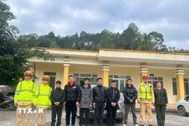 Các đối tượng có quốc tịch nước ngoài, không xuất trình được giấy tờ nhập cảnh hợp pháp vào Việt Nam. (Ảnh: TTXVN phát)