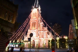 Nhà thờ Tân Định (phường Xuân Hòa) được trang trí bởi các ngôi sao nhỏ lung linh sắc màu. (Ảnh: Thu Hương/TTXVN)