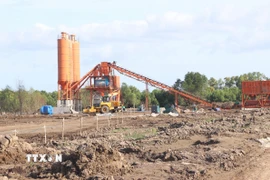 Triển khai các hạng mục trên công trình cao tốc Cà Mau-Đất Mũi. (Ảnh: Tuấn Phi/TTXVN)