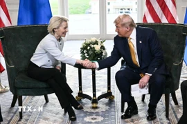 Tổng thống Mỹ Donald Trump (phải) trong cuộc gặp Chủ tịch Ủy ban Châu Âu (EC) Ursula von der Leyen tại khu nghỉ dưỡng ở Turnberry (Scotland), ngày 27/7/2025. (Ảnh: REUTERS/TTXVN) 