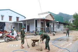 Dọn dẹp vệ sinh để người dân sớm được dọn vào ngôi nhà mới. (Ảnh: Mai Trang/TTXVN)