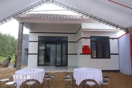 Ngôi nhà mới của hộ gia đình ông Nguyễn Định tại xã Thượng Đức do cán bộ, chiến sỹ Trung tâm Huấn luyện, bồi dưỡng nghiệp vụ và giáo dục nghề nghiệp số 3 xây dựng trong ngày được khánh thành bàn giao. (Ảnh: Trần Lê Lâm/TTXVN)