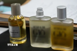 Các mẫu nước hoa giả các nhãn hiệu nổi tiếng do được cơ quan Công an thu giữ tại cơ sở của vợ chồng L.V.H và V.T.T. (Ảnh: TTXVN phát)