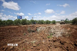 Hiện trường một vụ tấn công tên lửa gần sân bay quốc tế Ben Gurion ở Tel Aviv, Israel. (Ảnh: THX/TTXVN)