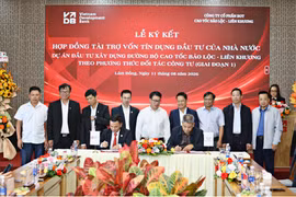 Lễ ký kết hợp đồng tài trợ vốn tín dụng đầu tư của Nhà nước cho dự án Cao tốc Bảo Lộc-Liên Khương giai đoạn 1 (Nguồn: Vietnam+)
