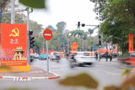 Hà Nội trang hoàng nổi bật với pano, khẩu hiệu, cờ Tổ quốc và băng rôn cổ động lan tỏa không khí trang trọng chào mừng 96 năm thành lập Đảng. (Ảnh: Lê Đông/TTXVN)