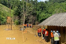 Lực lượng chức năng tìm thấy thi thể nạn nhân cuối cùng trong vụ mất tích do lũ quét tại Cao Bằng. (Ảnh: TTXVN phát)