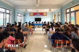 Buổi làm việc giữa Sở Giáo dục và Đào tạo tỉnh Quảng Trị, các ngành có liên quan với phụ huynh học sinh trường PTDT bán trú Tiểu học Kim Thủy. (Ảnh: TTXVN phát)