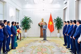Lễ công bố và trao các Quyết định của Thủ tướng Chính phủ về việc điều động, bổ nhiệm Thứ trưởng Bộ Ngoại giao đối với bà Nguyễn Thị Hoàng Vân và ông Nguyễn Hoàng Long. (Ảnh: Báo Điện tử Chính phủ)